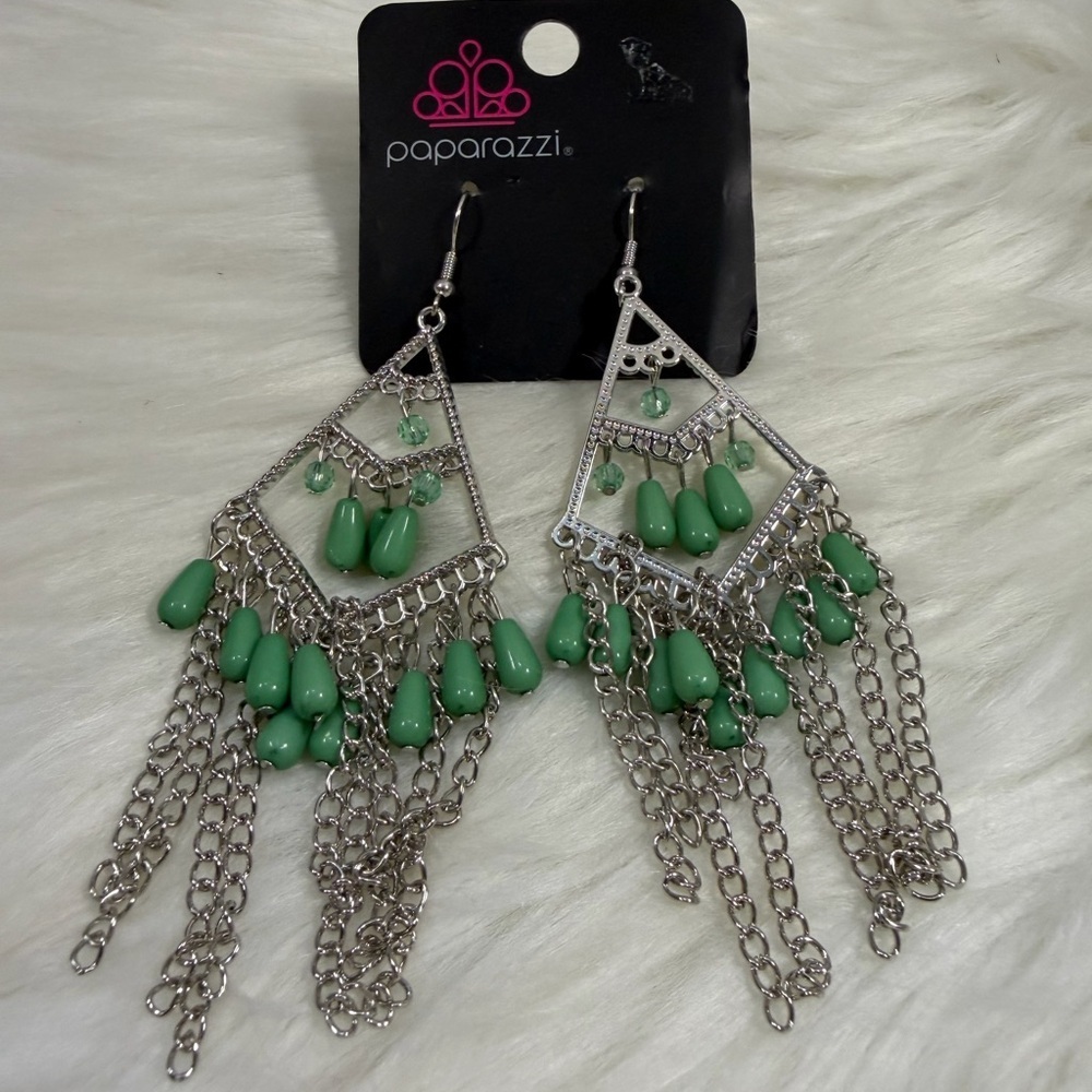 🩷5/$10🩷 Paparazzi Green Beaded Chandelier Earrings - Silver